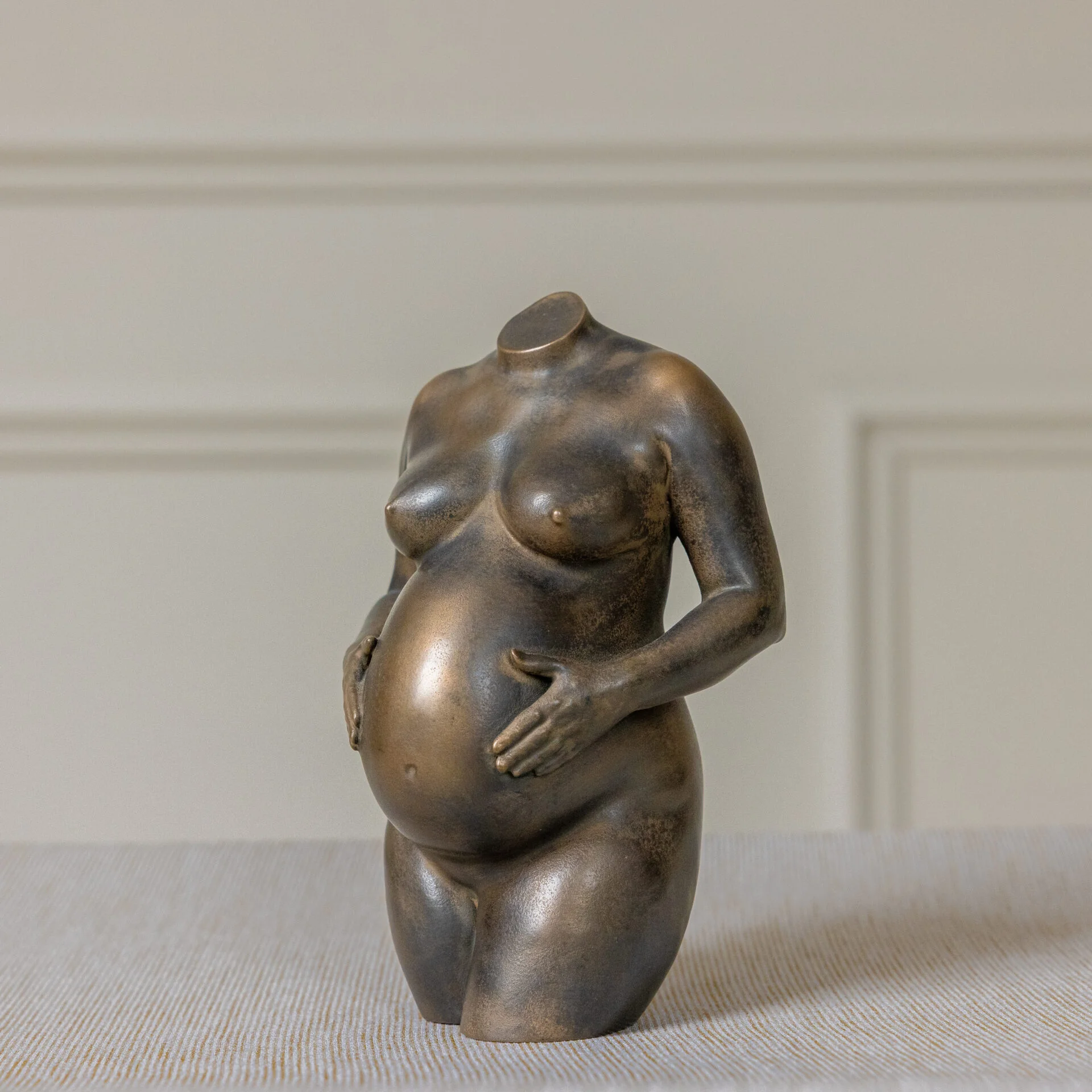 Beauty_Bronze_zwangerschapsbeeld_met_armen