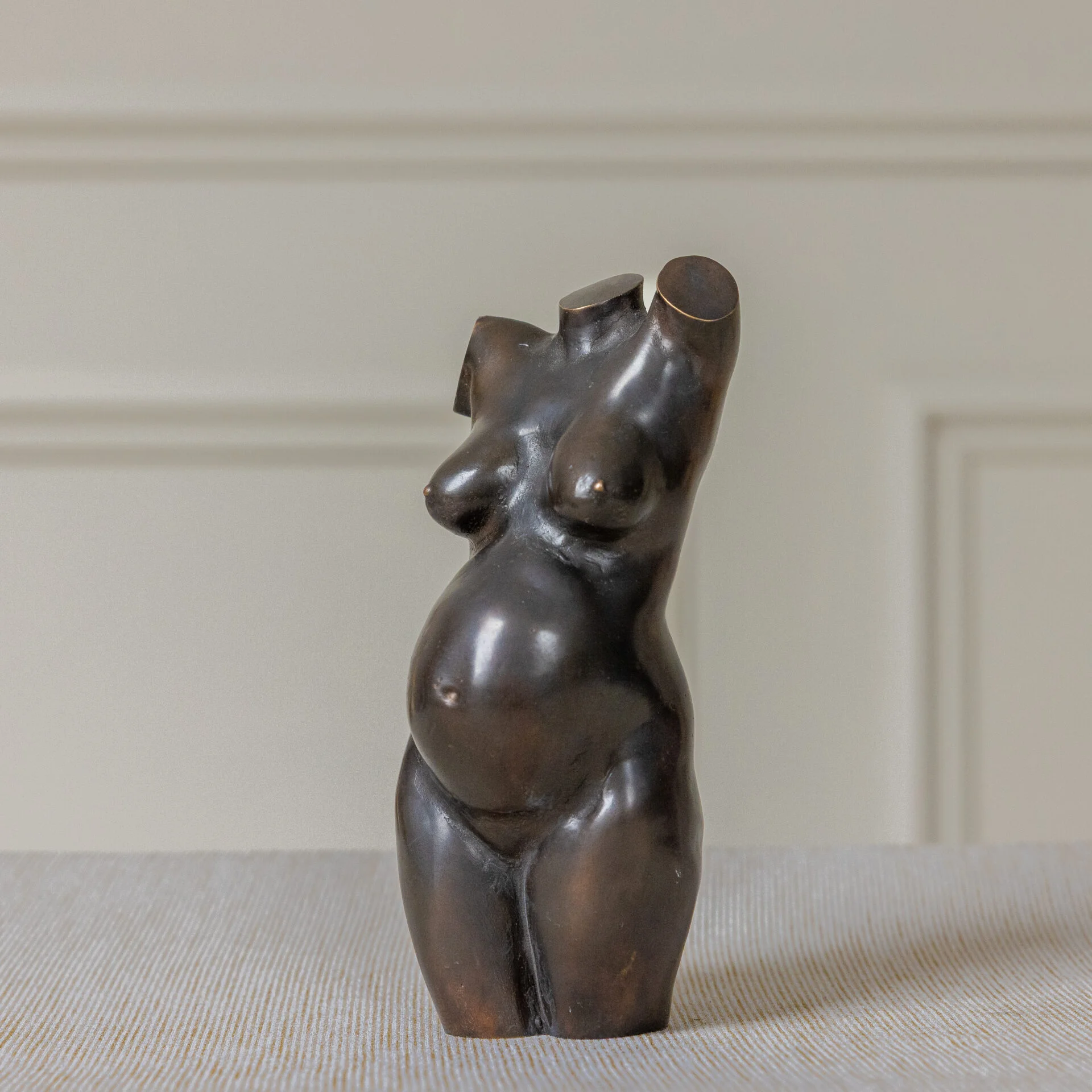 Heavy_Bronze_zwangerschapsbeeld_zonder_armen_donker