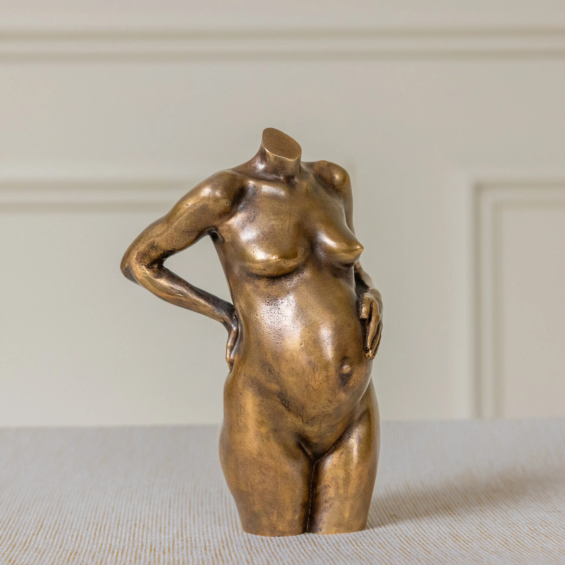 Heavy_Bronze_zwangerschapsbeeld_zijkant