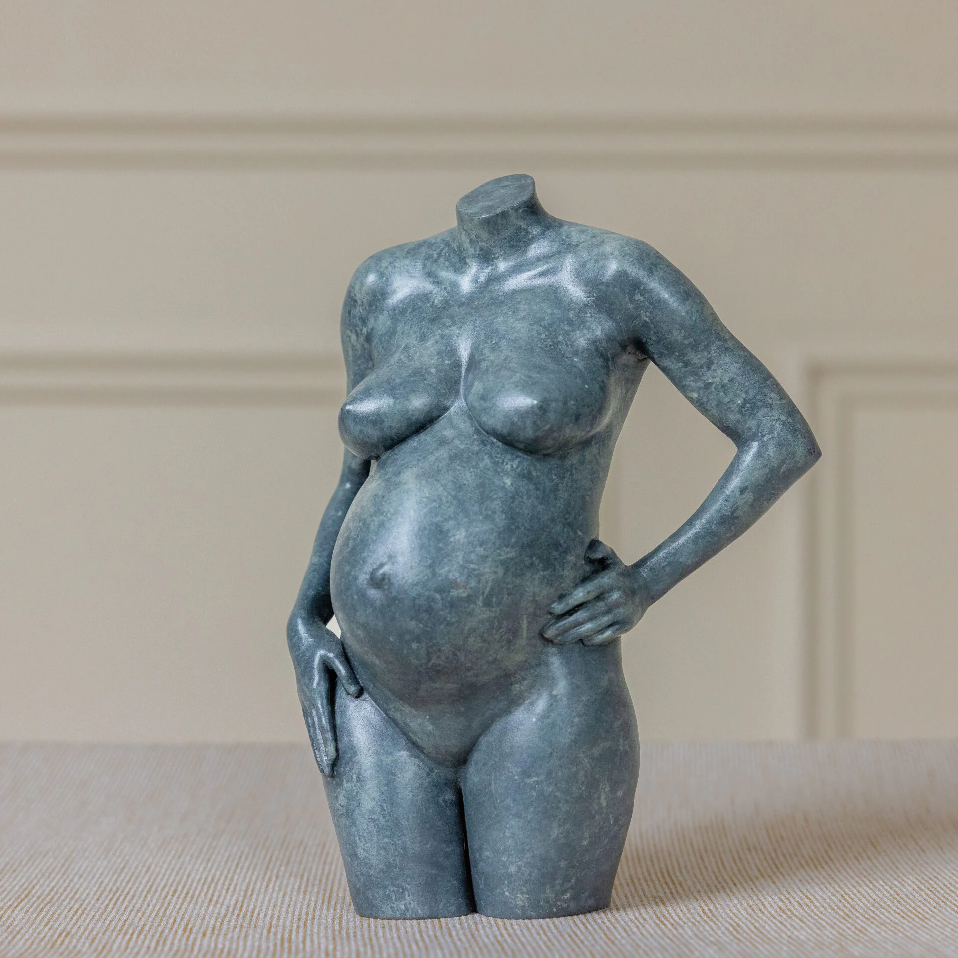 Love_Stone_zwangerschapsbeeld_met_armen