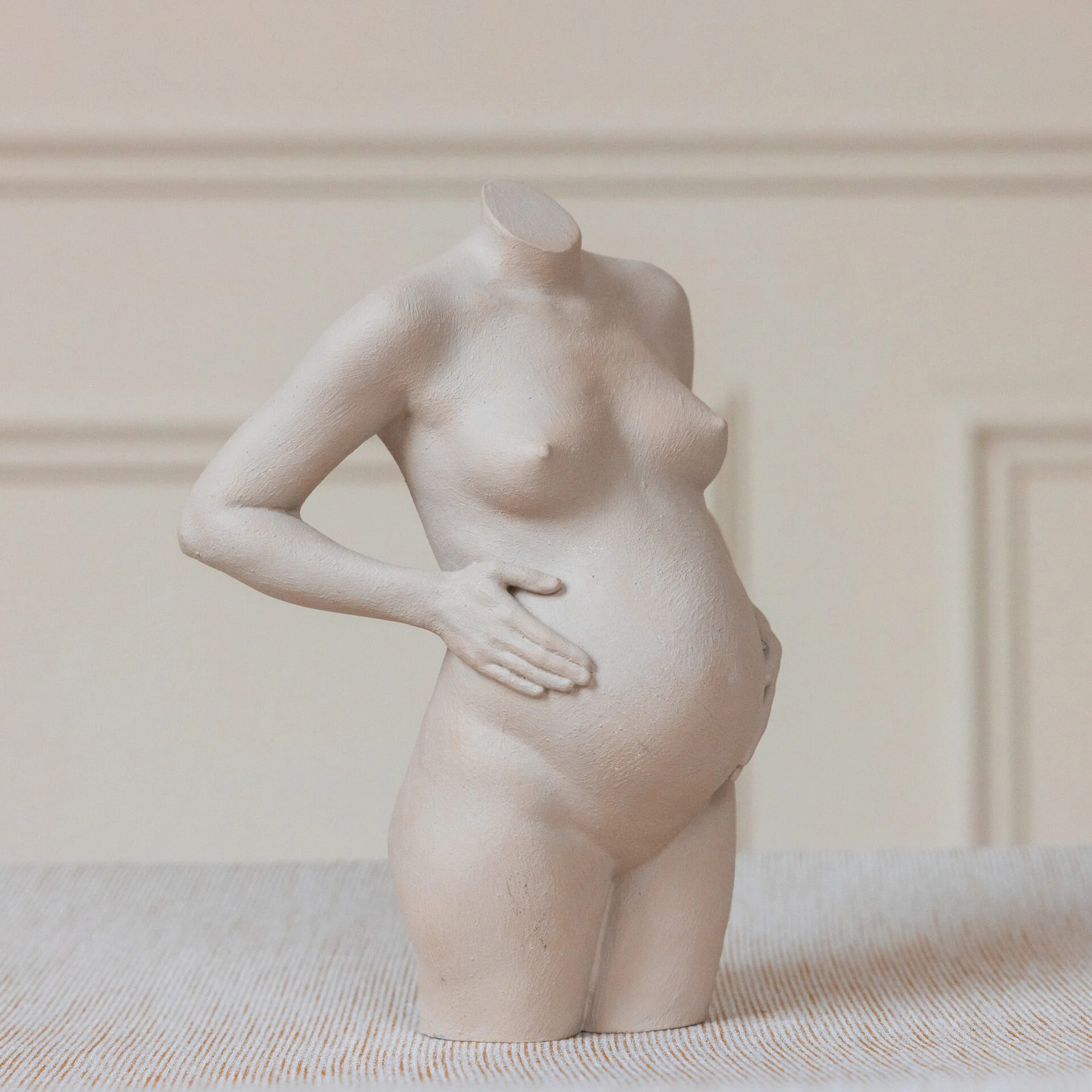 Soft_Nude_zwangerschapsbeeld_met_armen