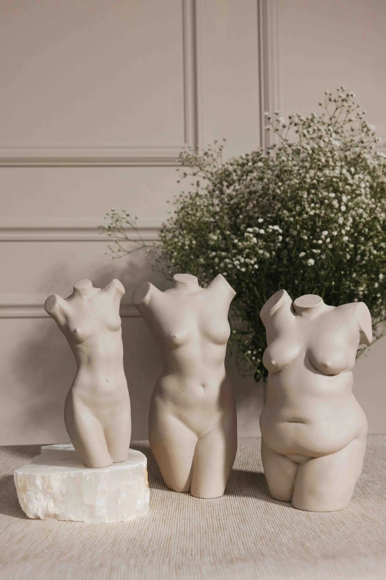 drie witte zwangerschapsbeeldjes